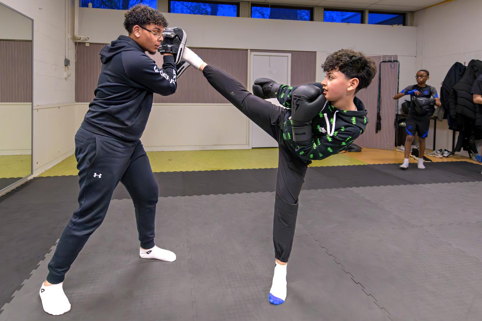 Jeugdtraining kickboksen in de zaal van RK Sport